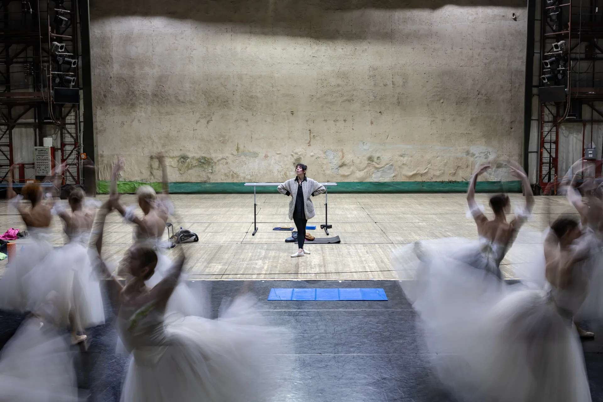 У підвалі театру під обстрілами: балет у Харкові повертає життя посеред війни